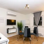 Downtown Retreat-Spacious Rooms With Shared Kitchen & Bath